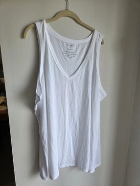 torrid White V-Neck Sleeveless Tank